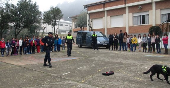 Exhibición de la unidad canina para clausurar las jornadas escolares sobre drogadicción en Jaraíz de la Vera