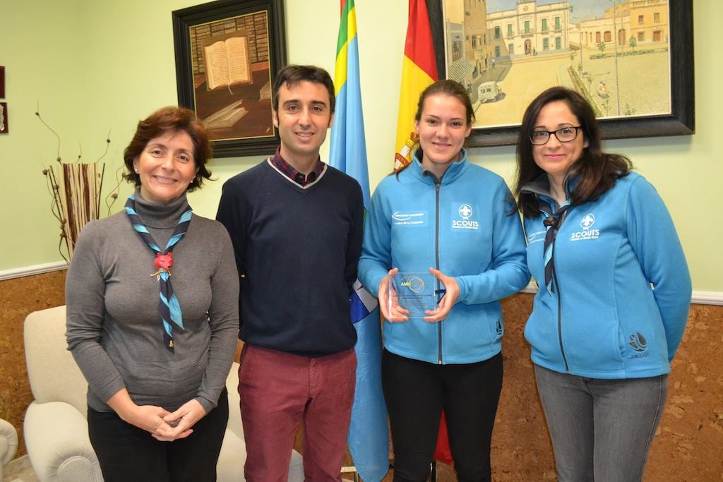 Una asociación de reciclaje de bombillas premia al grupo poblanchino Scouts y al Ayuntamiento