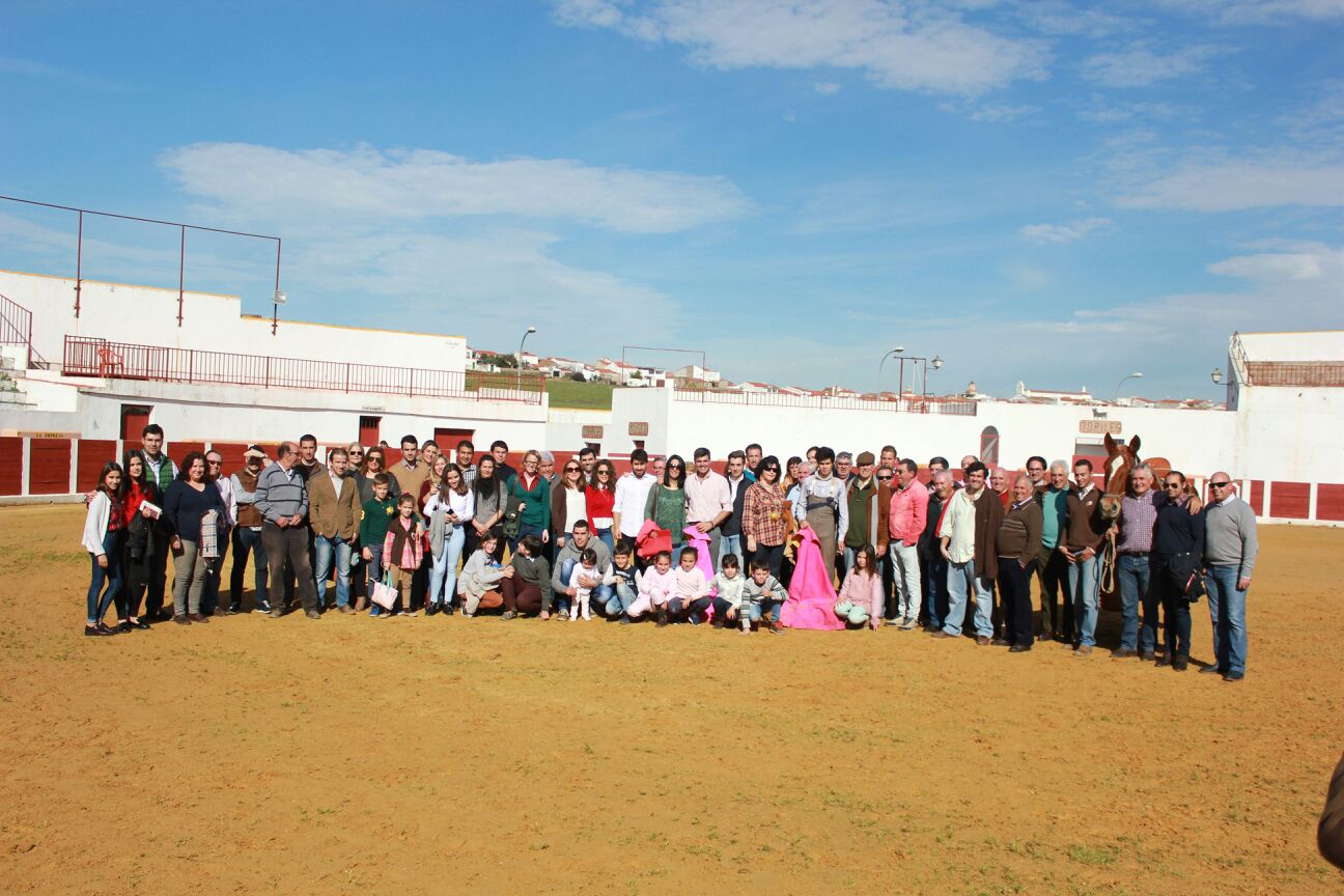 El Juanito lidia dos novillos de Muerteira Grave para su peña