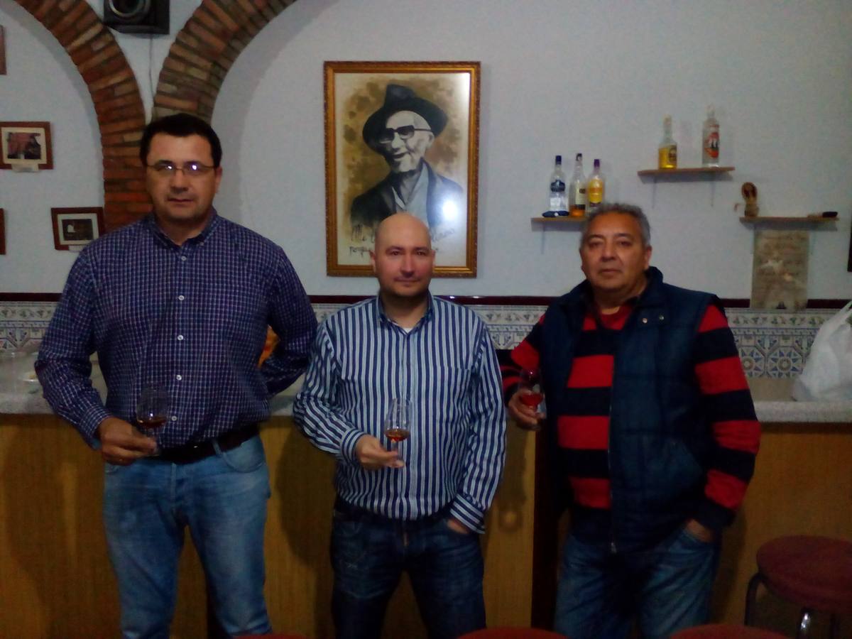 Pedro 'Regadío' y Antonio 'Mandiles' triunfan en el concurso de vinos de pitarra