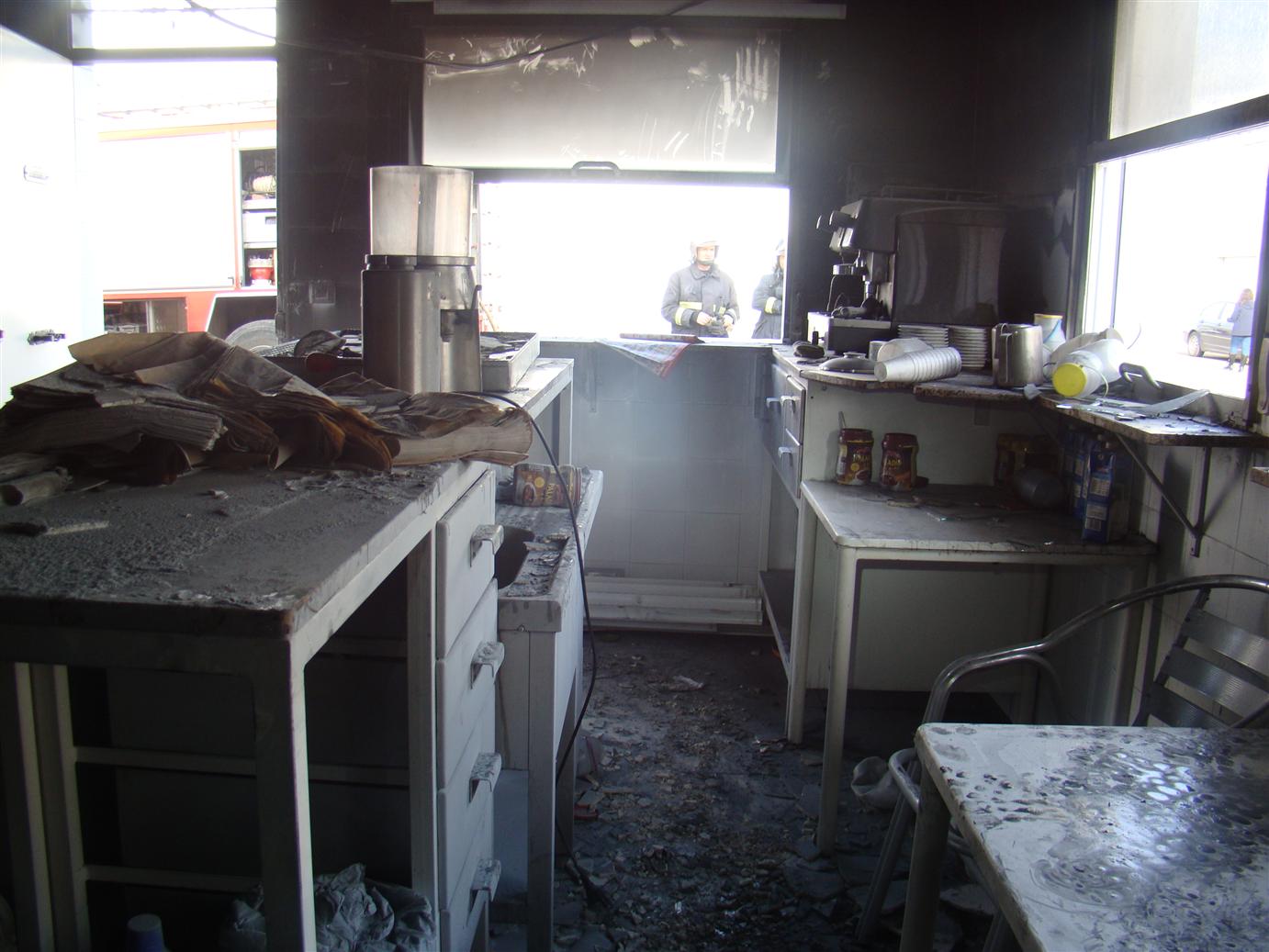 Los bomberos sofocan un incendio declarado en una churrería