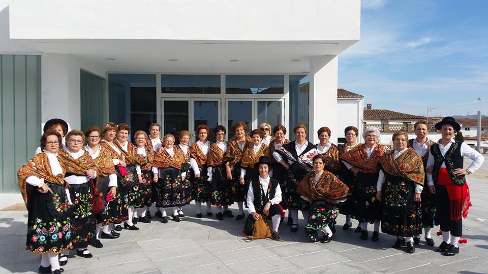 Las mujeres del Programa “Herrera Activa” con su estudiantina y los niños del colegio y el centro de educación infantil con el pasacalle inician el fin de semana del carnaval
