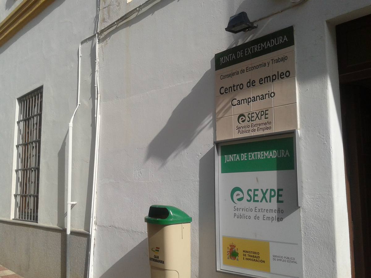 El número de parados bajó un 6,6% en el último año 2015