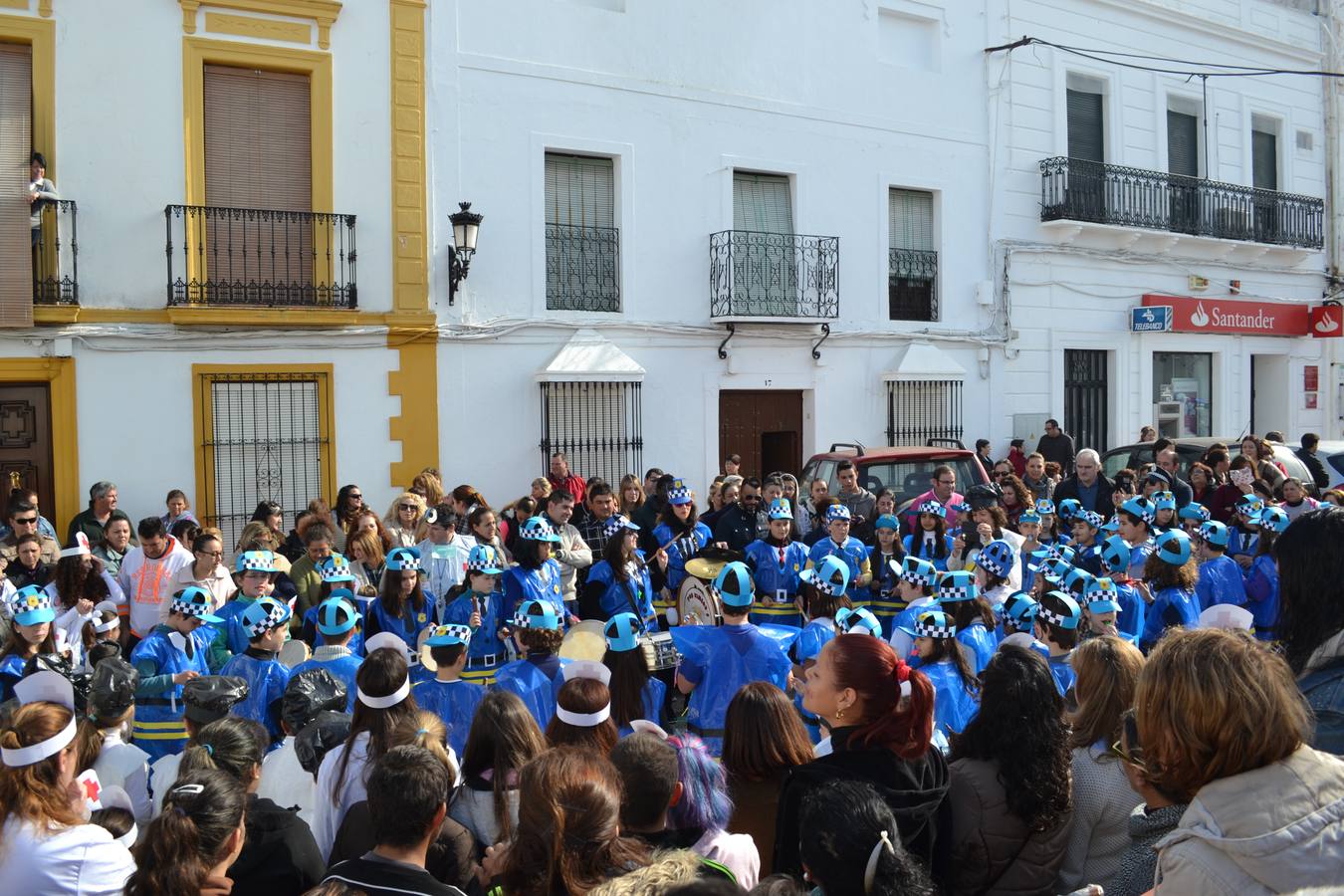 Los alumnos del CEIP F. R. Perera animan el desfile de carnaval escolar con una tamborada
