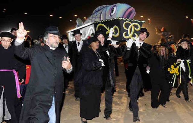 El entierro de la sardina sale del Ayuntamiento y se dirige a la Avenida de la Constitución