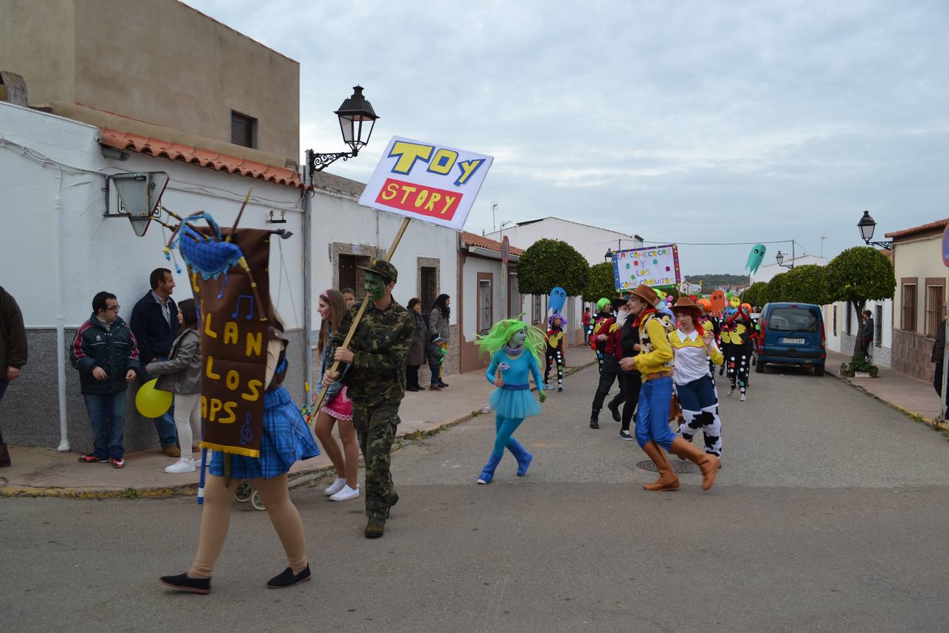 Las comparsas juveniles y adultas y disfraces individuales llenan de alegría y colorido el pasacalles del sábado