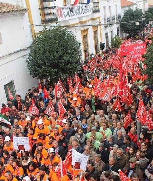 Más de dos mil personas se concentran contra el cierre de la mina de Aguablanca en Monesterio