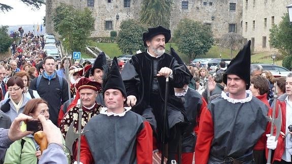 Cientos de senderistas recrean el último viaje del emperador Carlos V