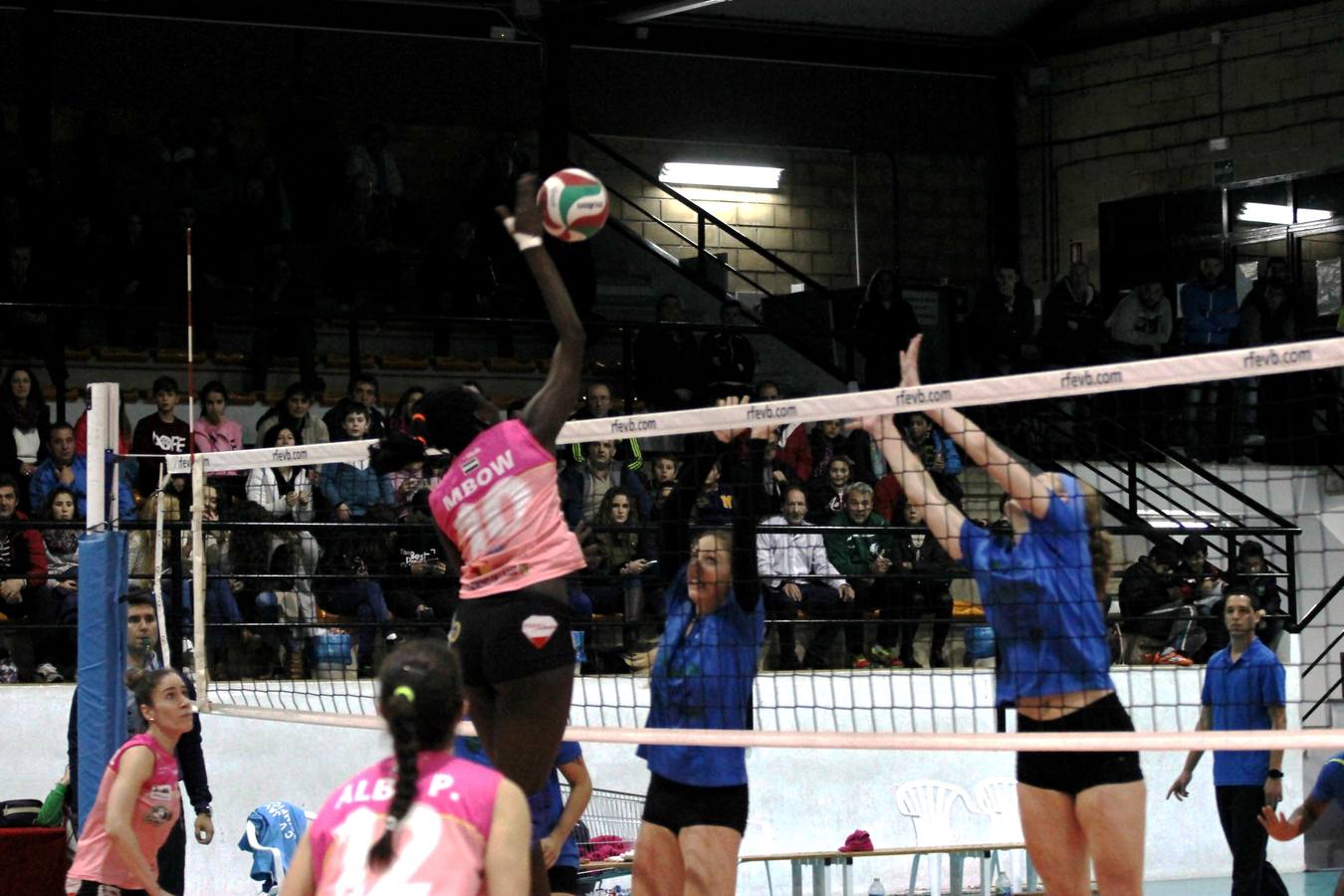El Extremadura Arroyo firma una épica victoria ante IBSA Palmas (3-2) abandonando el puesto de descenso