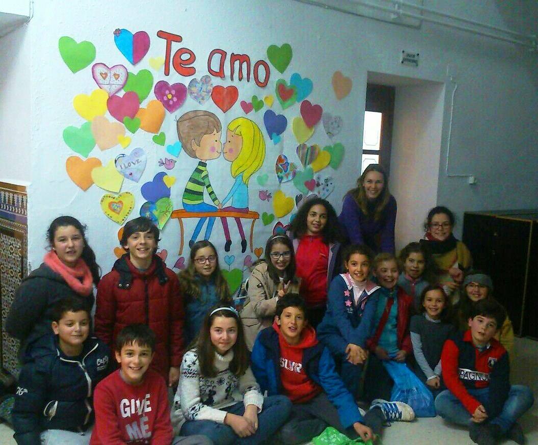 Los alumnos del curso de pintura realizan un mural con motivo del Día de San Valentín