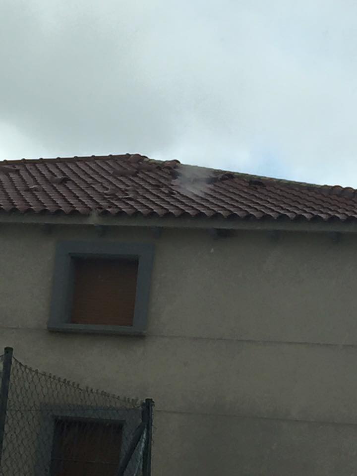 El temporal de viento causa varios destrozos en la calle Viña de la localidad