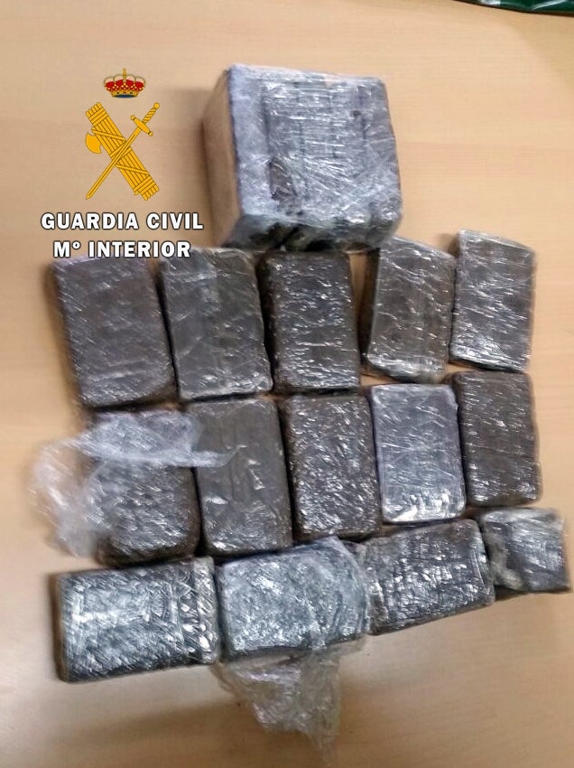 Las Guardia Civil detiene a dos personas tras tirar por la ventana del coche casi dos kilos de hachís