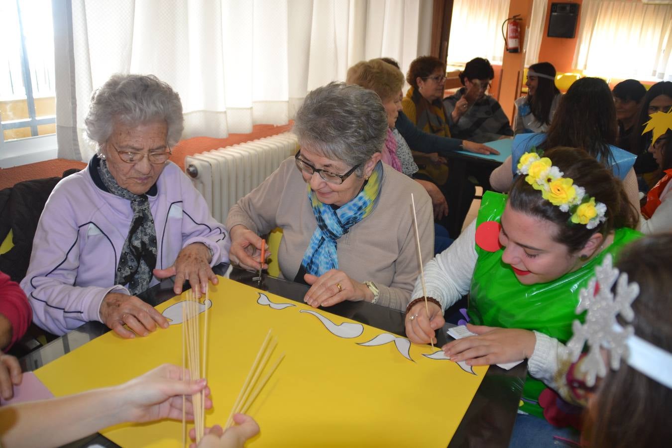 Talleres de carnaval para mayores impartido por los alumnos del ciclo de atención a personas en situación de dependencia