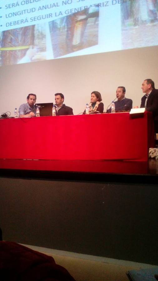 El colectivo de resineros se reúne con los técnicos medioambientales de la Junta de Extremadura en la localidad