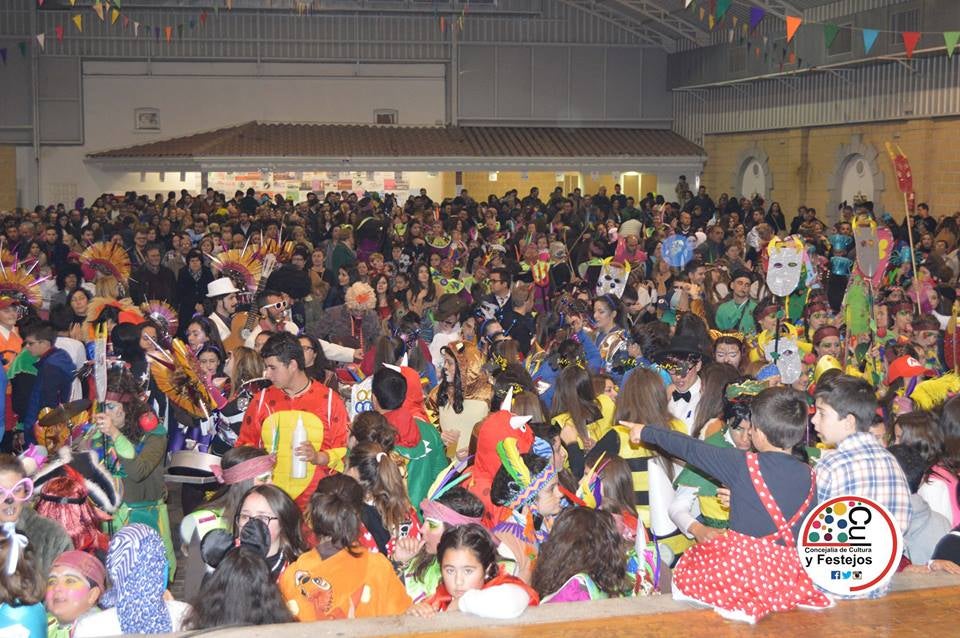 Más de 300 personas desfilan en el pasacalle del carnaval de adultos