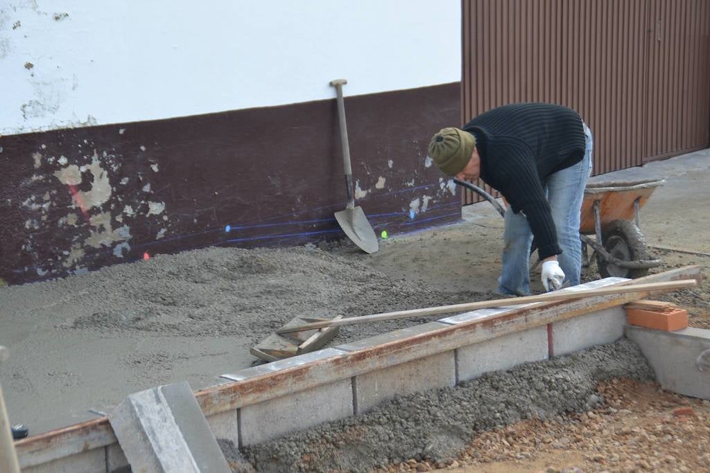 La construcción de nuevos acerados posibilita la contratación de 100 nuevos puestos de trabajo
