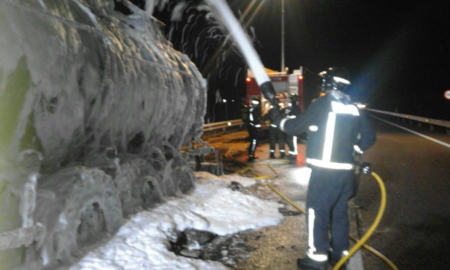 Abren el carril de la A-5 cortado por el incendio de un camión cargado de ácido nítrico