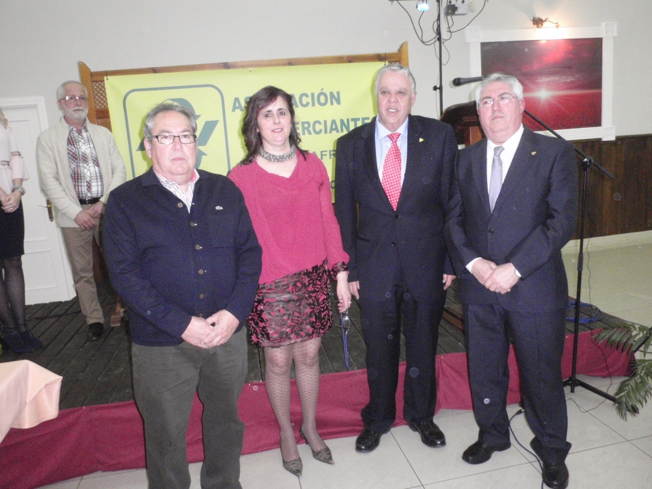 Homenaje de los comerciantes a dos jubilados durante la Gala del Comercio
