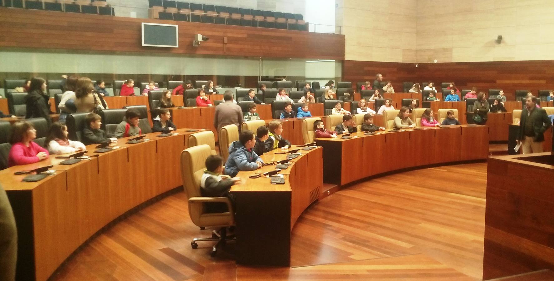 Los escolares visitan la Asamblea de Extremadura para conocer su funcionamiento