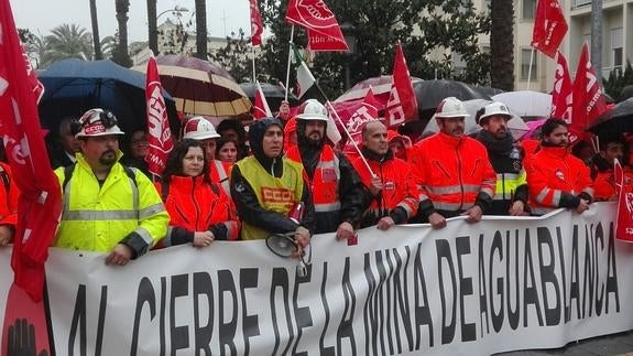 Los trabajadores de la mina Aguablanca desafían a la lluvia en su protesta contra el cierre