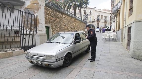 Amnistía a los conductores que entraron sin autorización en el casco antiguo de Cáceres