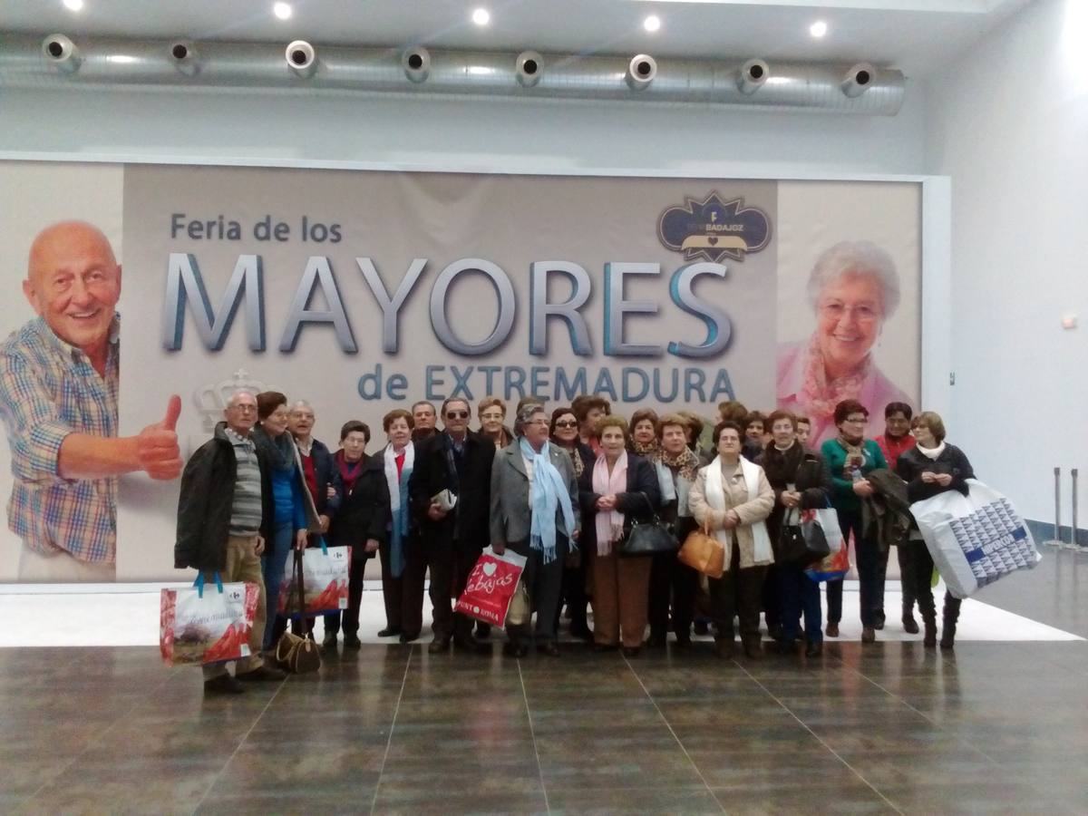 Vecinos de Campanario visitan la Feria de los Mayores en Badajoz