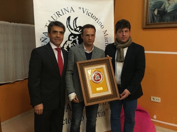 Ferrera recoge el premio de la peña Victorino