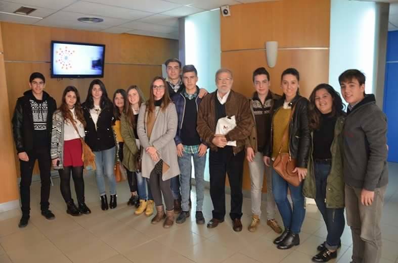 Estudiantes del I.E.S. Maestro Juan Calero entrevistan a Ibarra, expresidente de la Junta de Extremadura