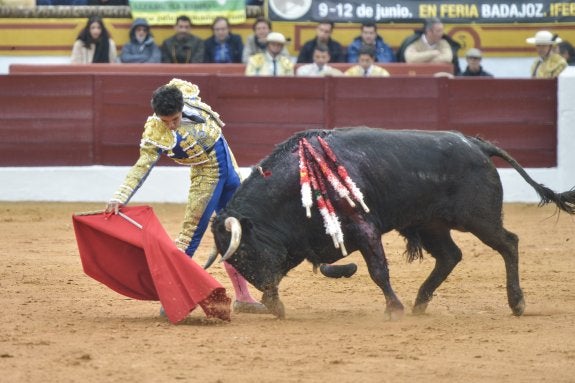 Leo Valadez corta la única oreja de una desapacible tarde en Olivenza