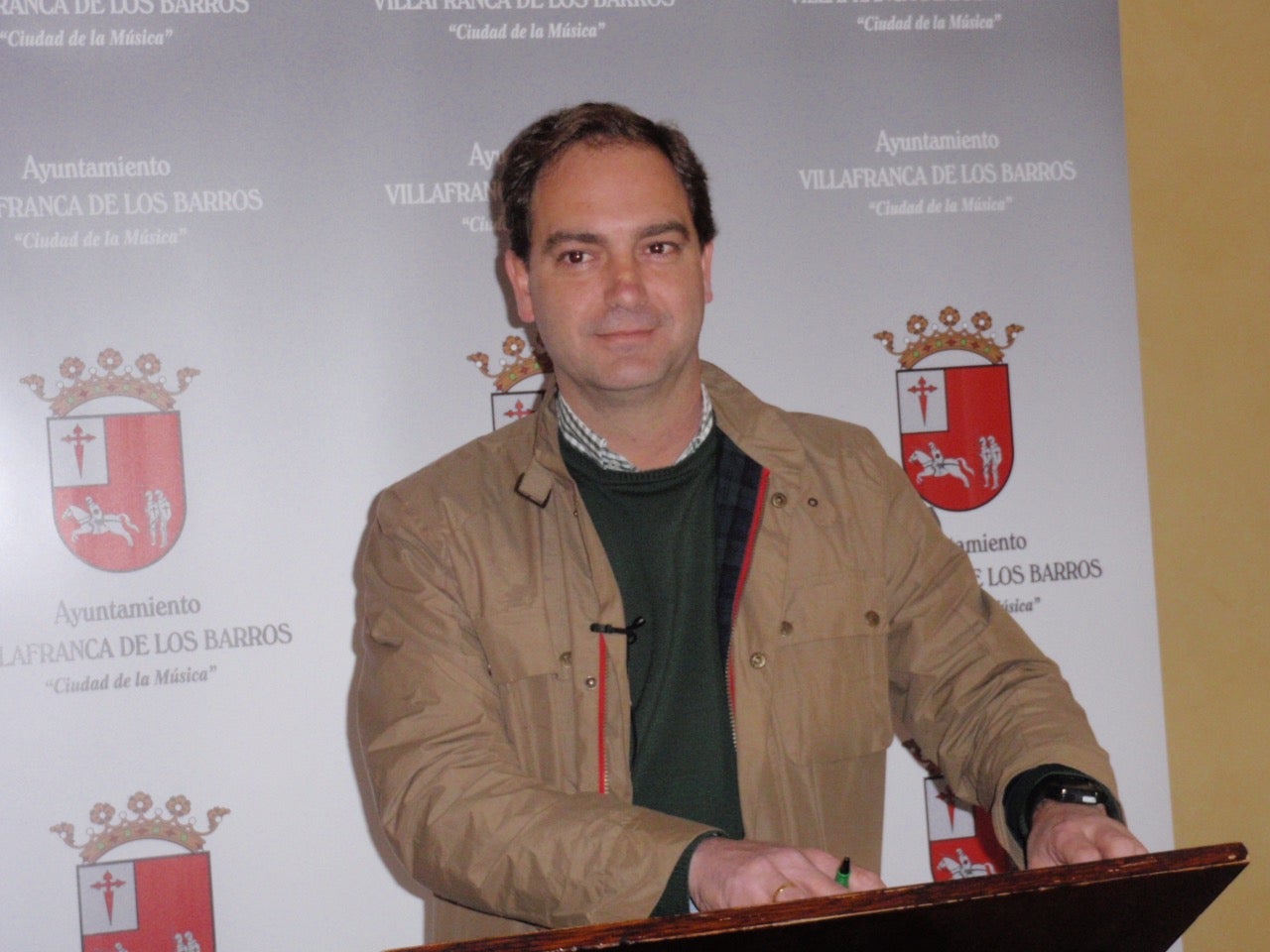 El concejal de Abastecimiento de Agua, Lorenzo García Mateos, aclara que la tubería que provoca pérdidas de agua en el polígono industrial no es del servicio municipal