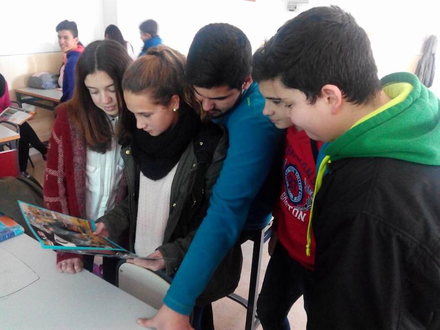 El Centro Mancomunado de Tentudía imparte talleres sobre publicidad y consumo responsable al alumnado del instituto