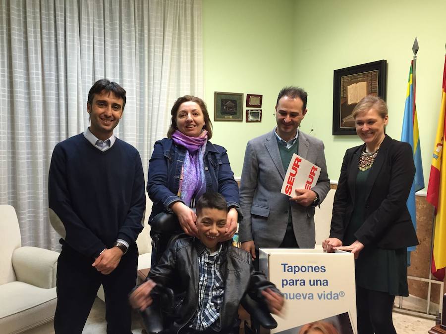 El poblanchino Adrián Mendoza recibe 6.000 euros gracias a la recaudación de 30 toneladas de tapones de plástico