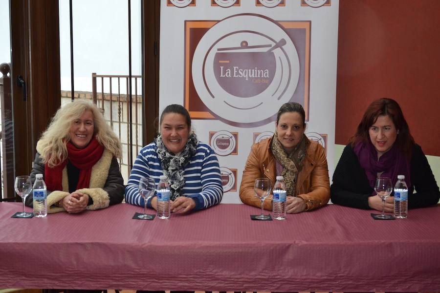 Los actos del Día de la Mujer se abrieron con un animado café tertulia
