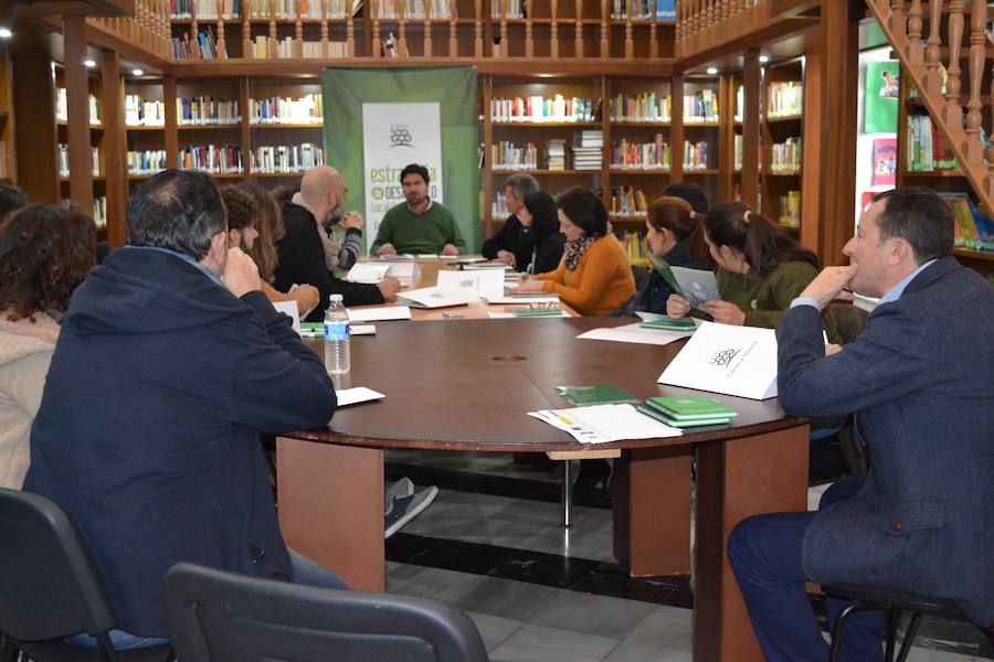 La Biblioteca acogió la Mesa de Cultura, Educación, y Deporte de ADERCO