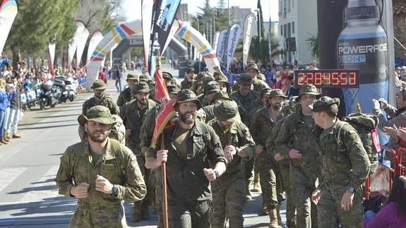 Aplausos para los zapadores de Bótoa en la maratón de Badajoz