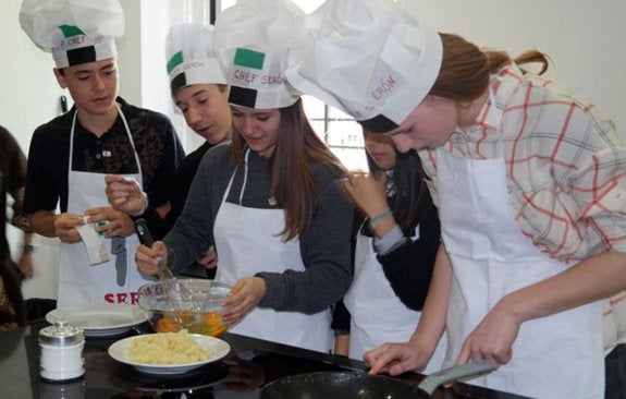 Alumnos franceses aprenden a elaborar la tortilla de patata