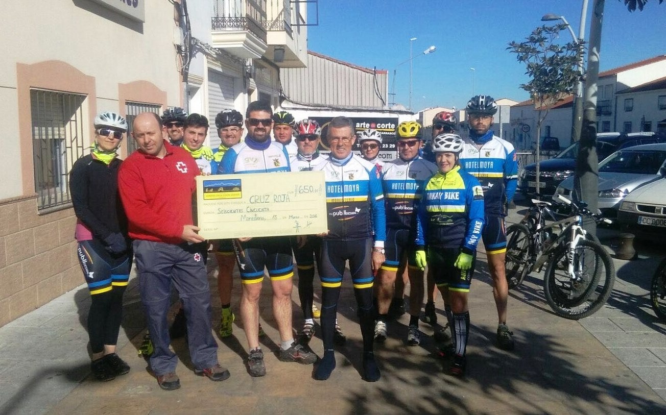 ‘Corona Chica Piñón Grande’ hace entrega a Cruz Roja de un cheque de 650 euros