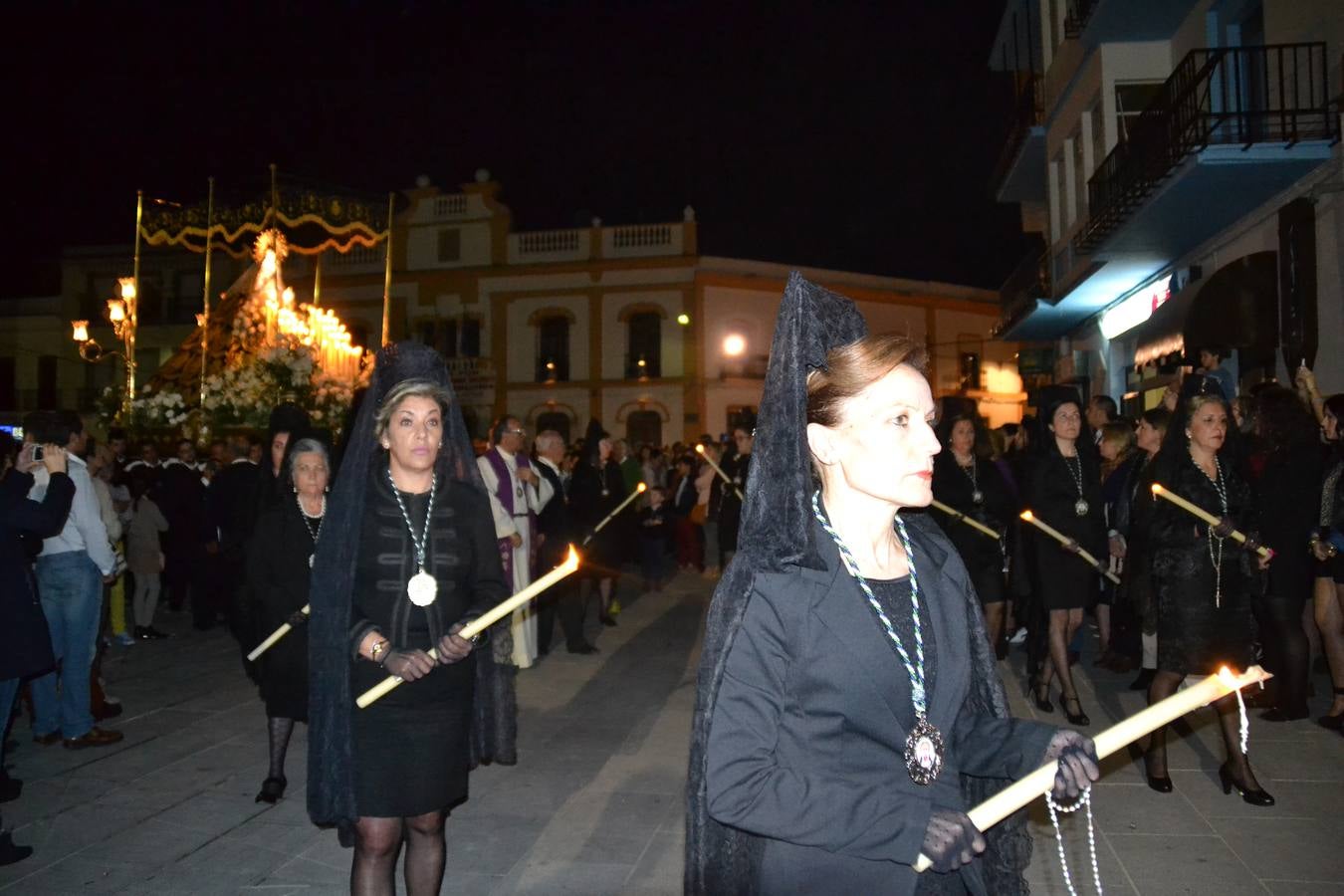 El Ayuntamiento solicita que las velas de Semana Santa sean llevadas con un soporte para evitar manchas y accidentes de personas