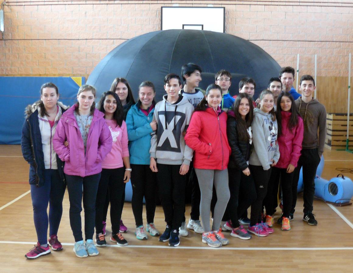 El Instituto Tierrablanca acoge el Planetario Móvil de La Caixa