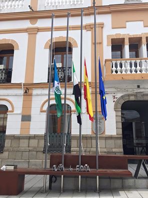 Banderas a media asta en el Ayuntamiento por los atentados de Bruselas