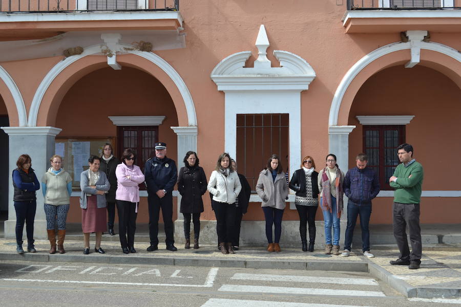 Un grupo de vecinos secunda el minuto de silencio por Bruselas