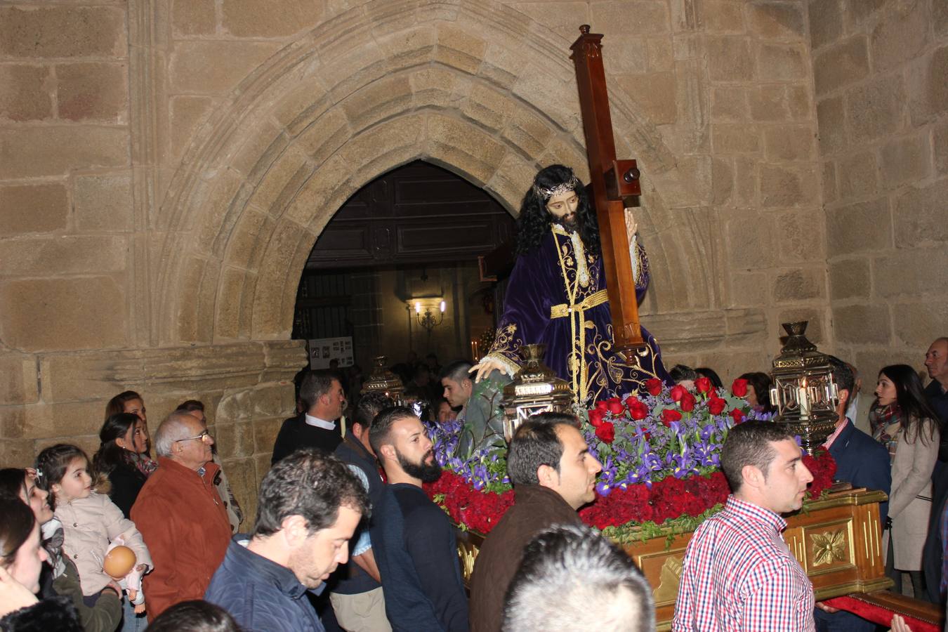 Miles de personas siguen la procesión de los hombres