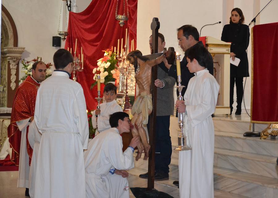 El besapié al Señor Crucificado, su descendimiento y posterior procesión del Santo Entierro marcaron el Viernes Santo