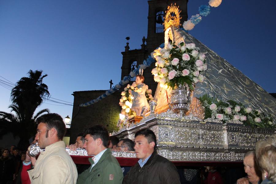 Las calles de la localidad se vistieron de gala para recibir a la Virgen de la Luz