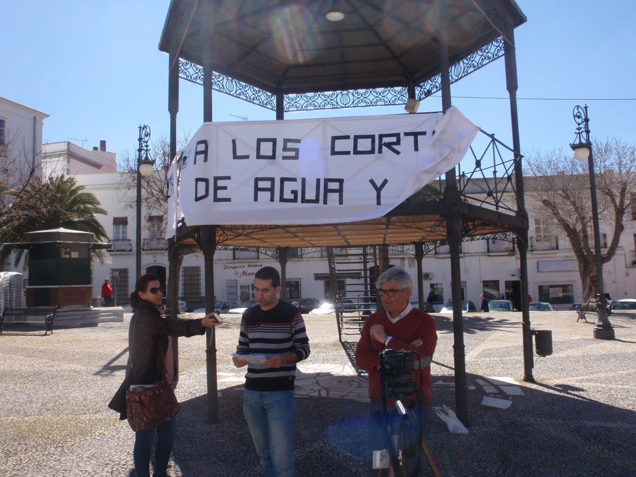 La OPPDP protagonizó ayer una protesta contra los cortes de agua y de luz en la Plaza de España