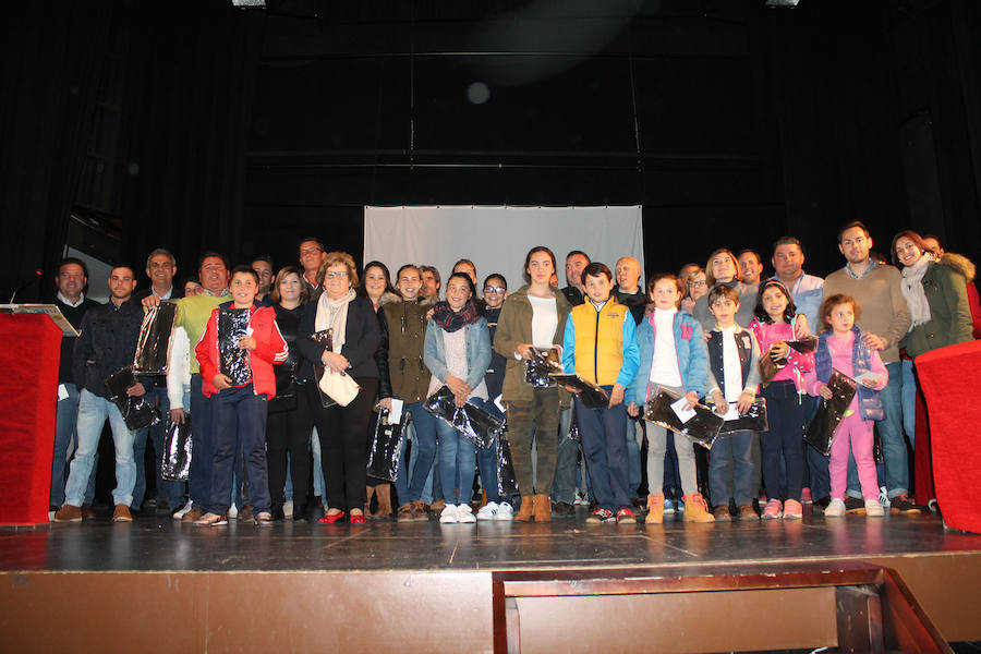 El cine-teatro acogió la Gala de Agradecimiento y Premios a los participantes de la Fiesta del Día de la Luz