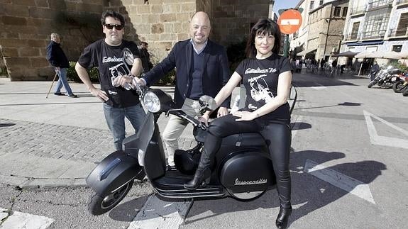 Cerca de 200 vespas se concentran este domingo en la Plaza Mayor