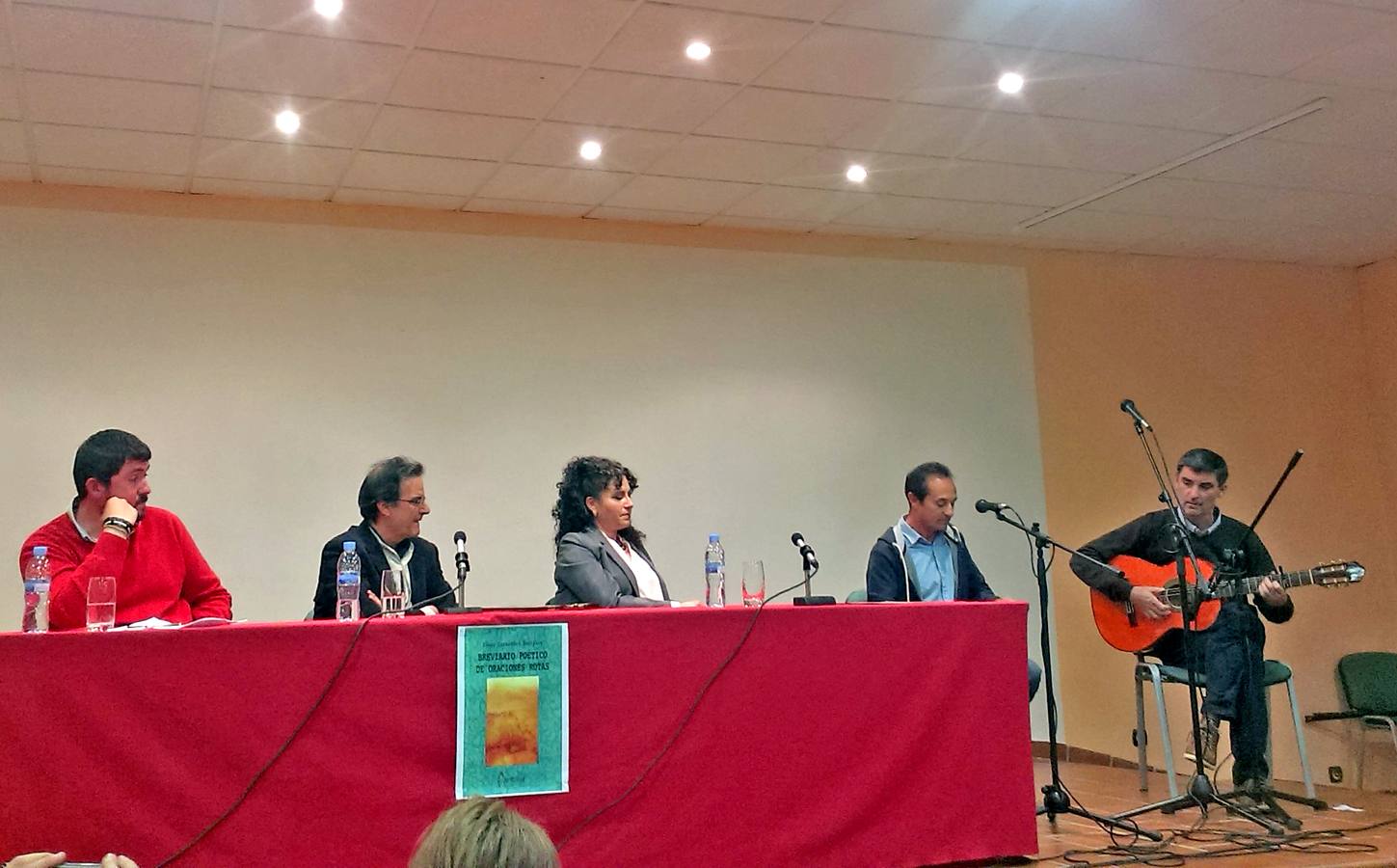 La poesía y la música se fusionan en la presentación del poemario de Diego Piropo