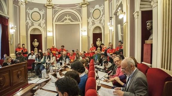 El Pleno Municipal rechaza limitar la apertura de comercios a 10 días al año