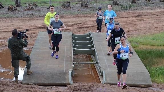 Runners y bicicletas toman el campo de maniobras